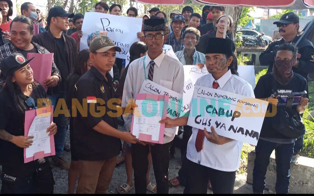 Massa Genpatra Pabumi saat demo di KPU Gresik. Foto: SYUHUD/ BANGSAONLINE