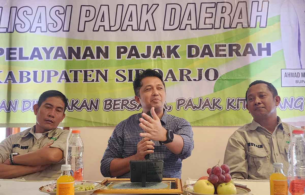 Kepala BPPD Sidoarjo, Ari Suryono, memaparkan capaian pajak daerah saat Raker II PWI Sidoarjo di Kota Batu. Foto: Ist