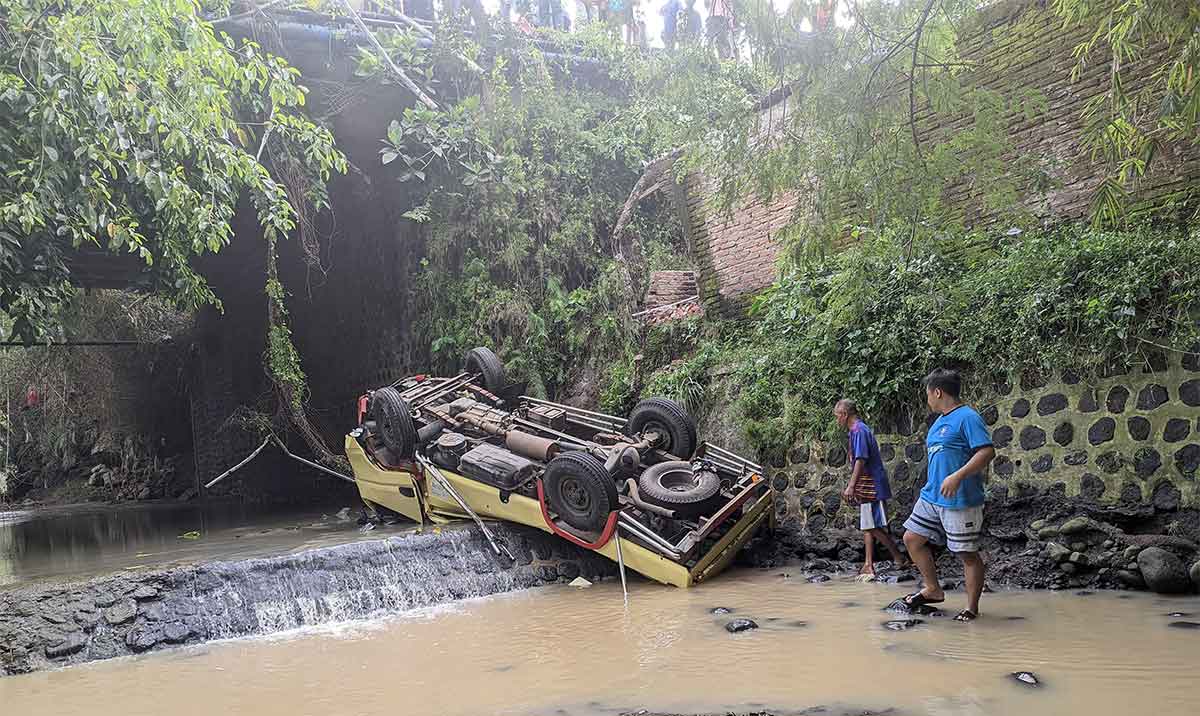 Kondisi truk sebelum dievakuasi petugas.