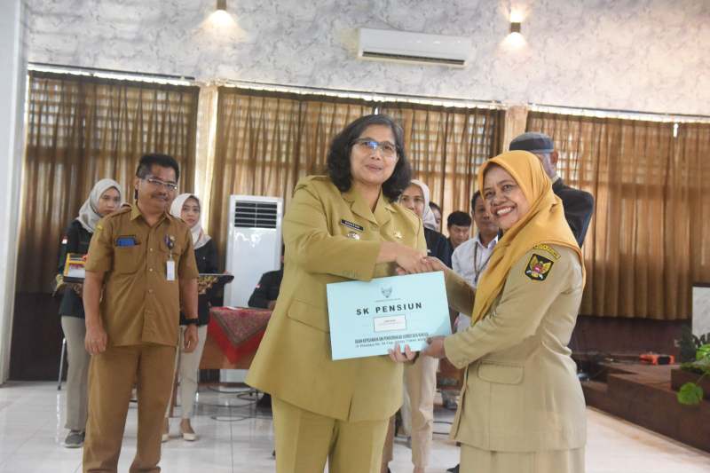 Pj Wali Kota Kediri Zanariah saat menyerahkan SK Pensiun kepada salah satu PNS. (dok. Ist)