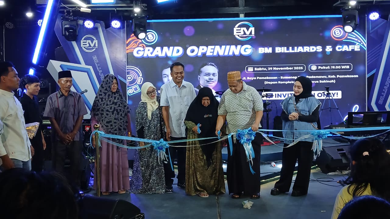 Owner BM Billiards & Cafe, H. Mohammad Rofiki bersama keluarga saat pemotongan pita peresmian