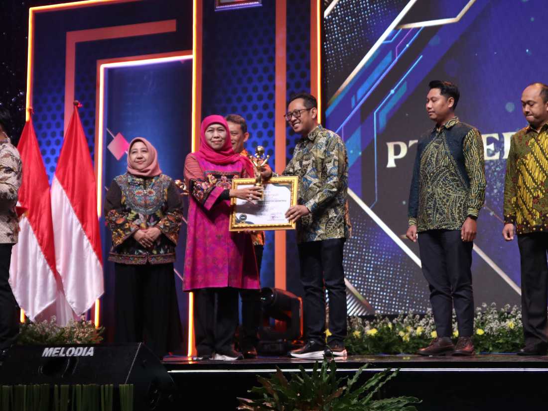 Direktur Keuangan PT BKMS, Ifan Johar Kuswahyud (dua dari kanan) menerima penghargaan dari Gubernur Jatim Khofifah Indar Parawansa. FOTO: ist.