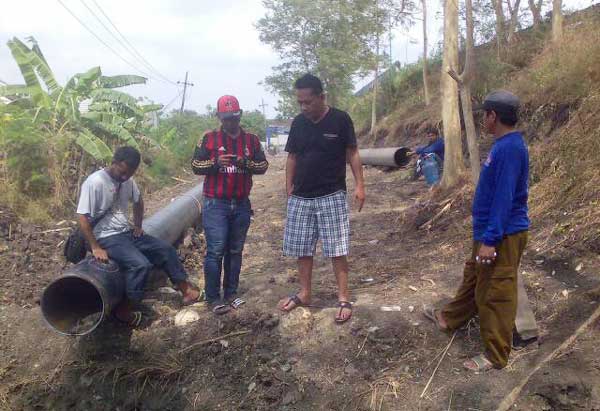 Ketua RW 3 dan Warga Kembangan saat menghentikan proyek pipa gas PT PJB. (foto: syuhud/BANGSAONLINE)