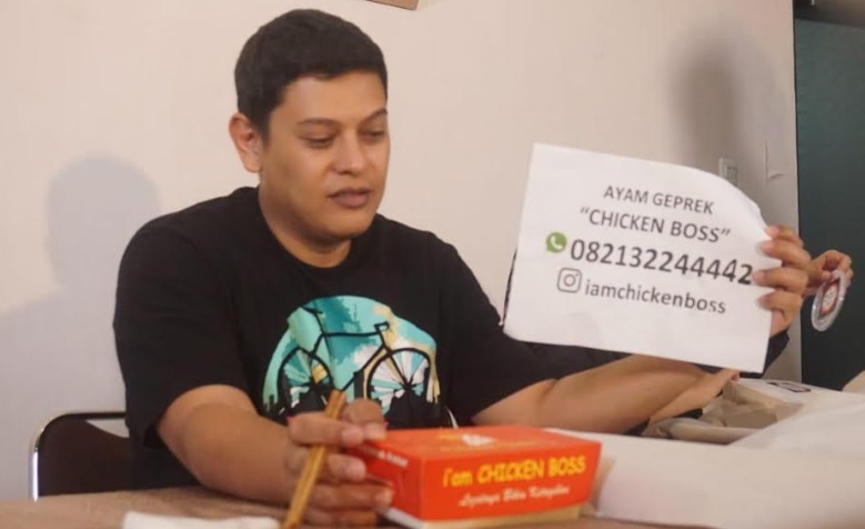 Wali Jota Kediri Abdullah Abu Bakar saat me-review salah satu produk UMKM. (foto: ist.)