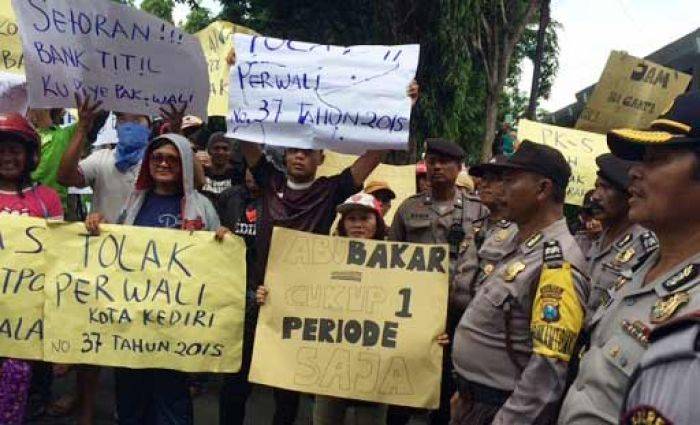 Para pedagang kaki lima Kota Kediri saat menggelar aksi di depan Balai Kota, kemarin (11/1). Foto : arif kurniawan/ BANGSAONLINE