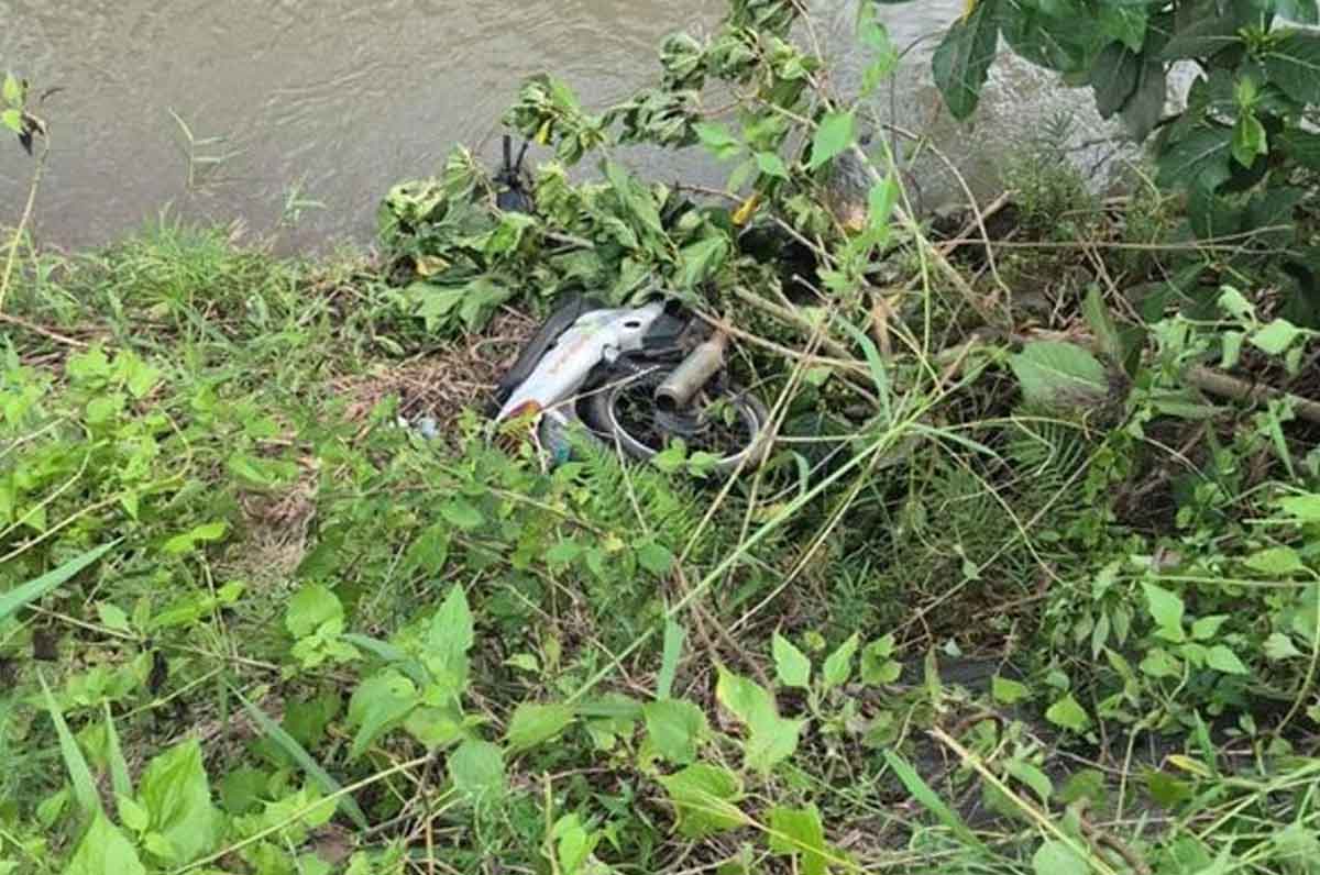 Kondisi motor korban yang diduga menjadi korban tabrak lari di Desa Tawangrejo, Kecamatan Gemarang, Kabupaten Madiun, Kamis (23/4/2026).