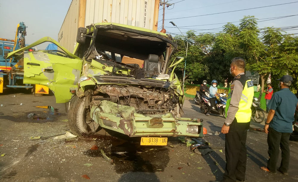 Petugas saat mengevakuasi kendaraan yang terlibat kecelakaan di Jalan Raya Trosobo, Sidoarjo.