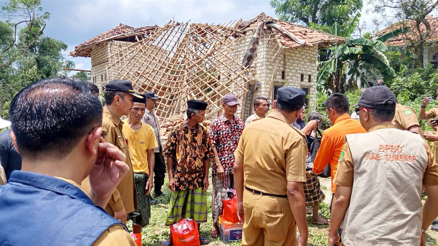 Salah satu rumah warga yang rusak akibat terjangan puting beliung