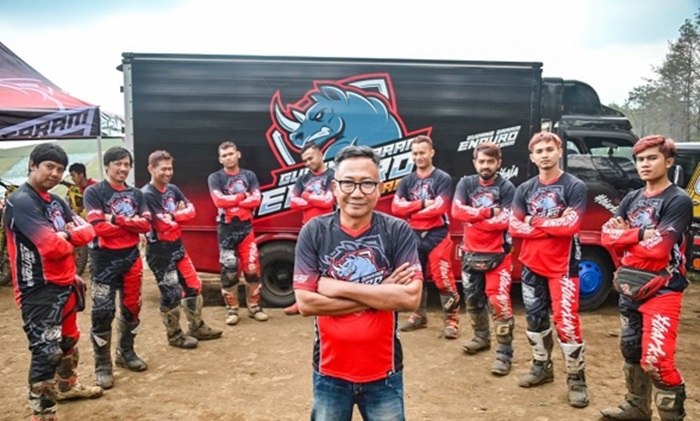 Owner Gudang Garam Enduro Team, Slamet Budiono (Mbah Mett) saat berpose bersama timnya. foto: ist.