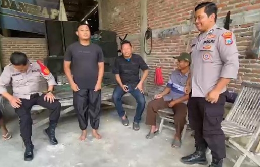 Pelaku penyebar foto hoaks soal penampakan pocong di Baureno Bojonegoro (dua dari kiri) saat klarifikasi dan permintaan maaf