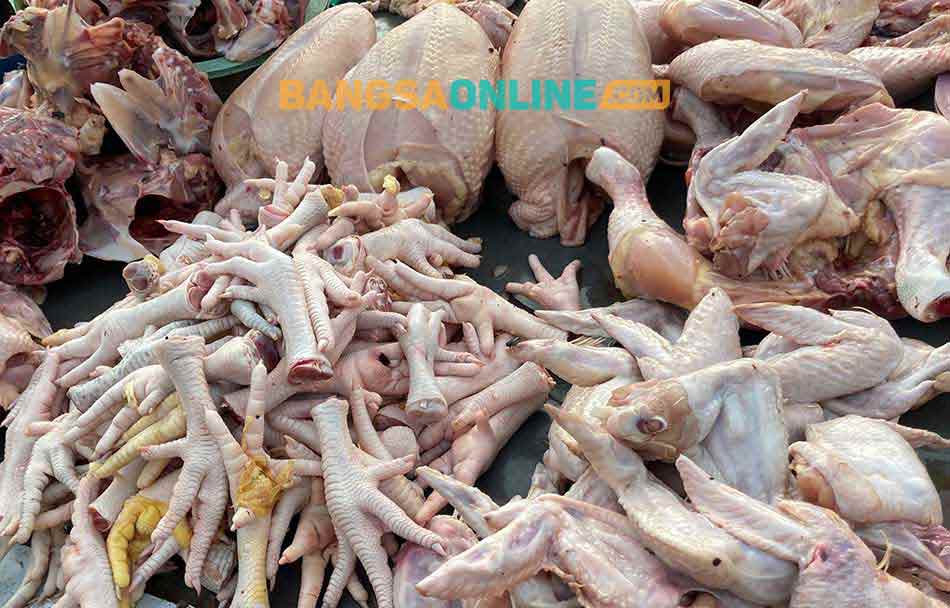 Daging ayam kampung menjadi satu-satunya komoditas pangan yang alami penurunan signifikan di Jatim. Foto: Sulthon/Bangsaonline.