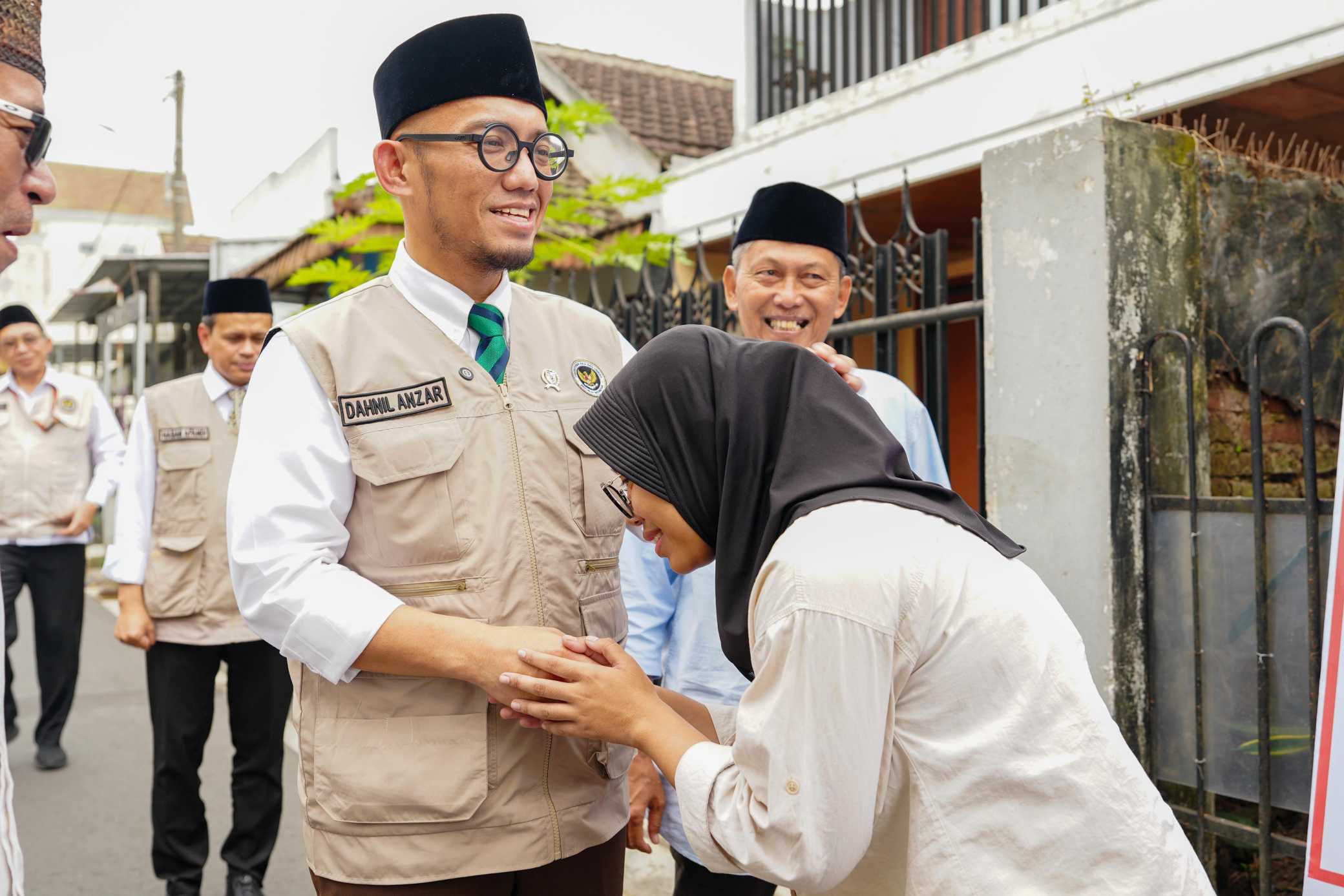 Wamenhaj Dahnil saat takziah ke rumah Muhaimin di Kota Malang
