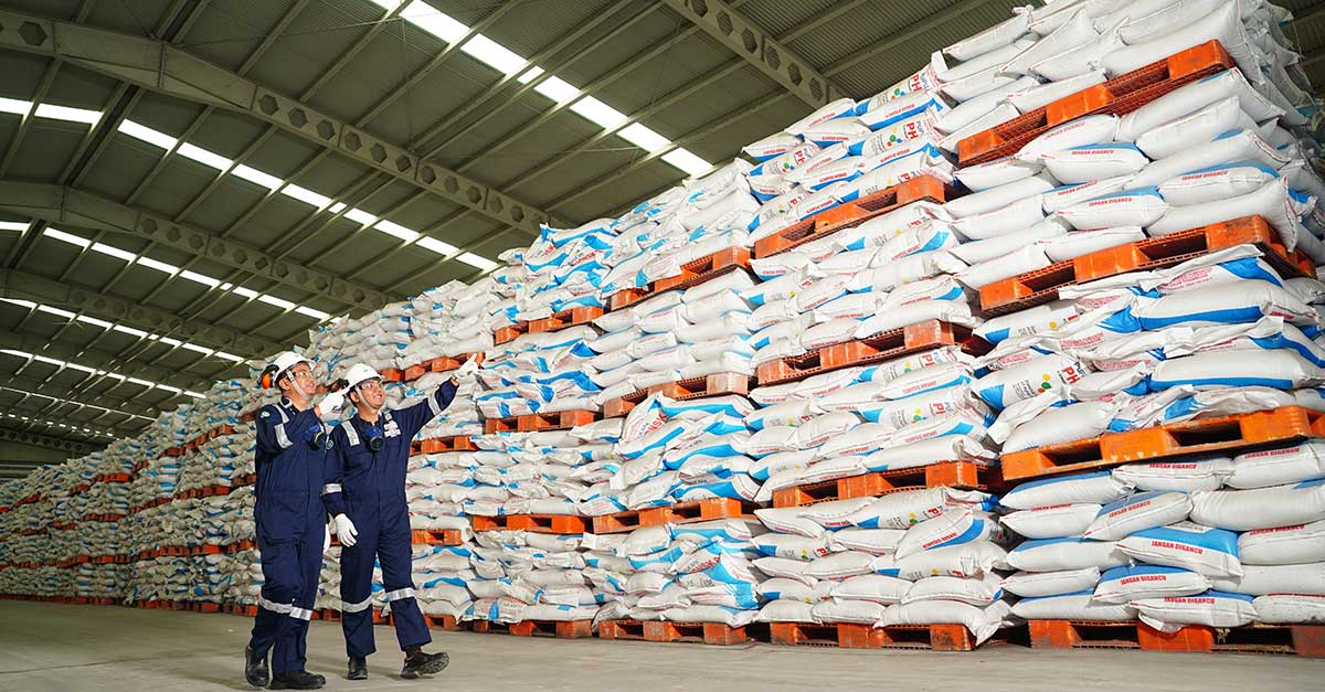 Petugas ketika meninjau stok pupuk di gudang penyimpanan Petrokimia Gresik. Foto: Ist