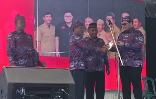 Bupati Kediri Hanindhito Himawan Pramana (kanan) bersama perwakilan perangkat desa. Foto: Ist