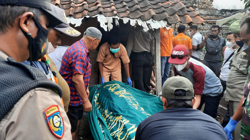 Petugas saat hendak memakamkan Aswan, tukang becak yang biasa beroperasi di Wisata Religi Sunan Bonang.