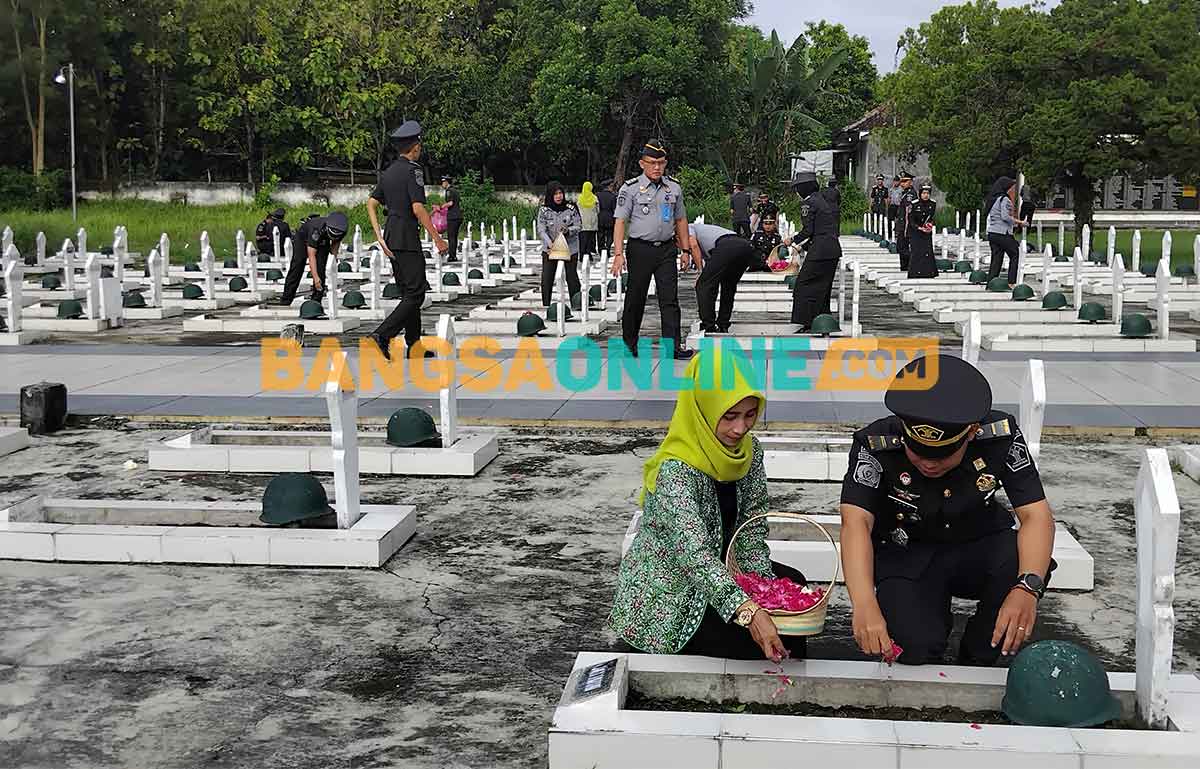 Petugas Rutan Magetan ketika tabur bunga di pusara para pahlawan. Foto: HENDRO SUHARTONO/BANGSAONLINE