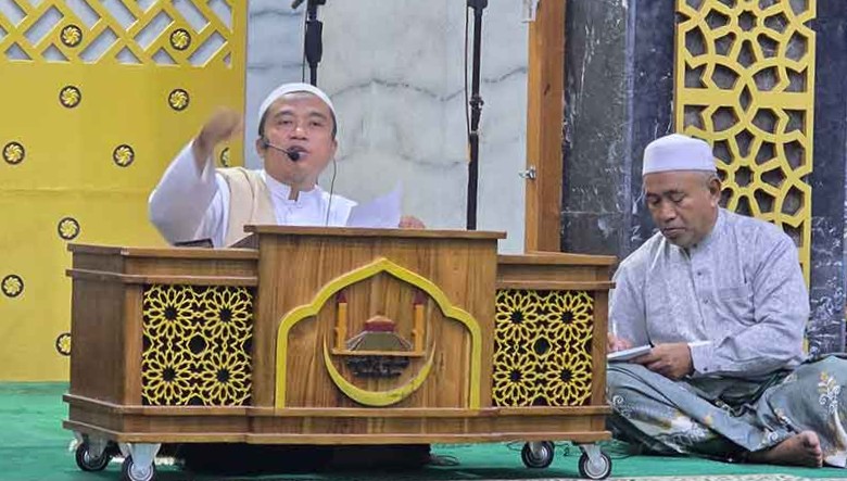 KH. Ali Ghafur, Pengasuh Pondok Pesantren Al Kholqi Desa Bilaporah Kecamatan Socah Bangkalan saat isi cerah di Masjid Agung Bangkalan di H23 Ramadhan 1447 H.