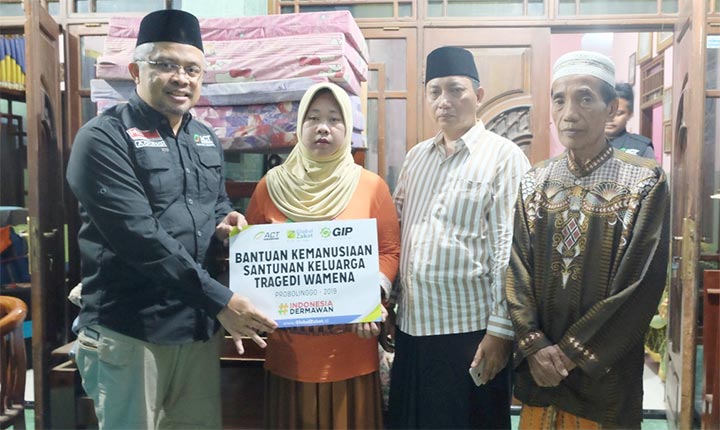 Dua warga Probolinggo korban tragedi Wamena mendapatkan bantuan dari ACT.