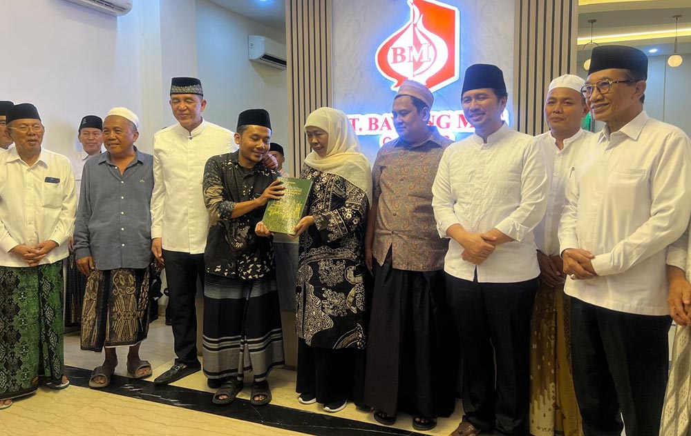 Gubernur Khofifah menerima Surat Bersama Bupati se-Madura serta Naskah Akademik KEK Tembakau Madura dalam pertemuan yang berlangsung usai rangkaian kegiatan Haul Pondok Pesantren Banyuanyar, Pamekasan. Foto: Ist.