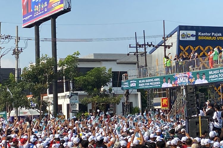 Simpatisan AMIN saat menghadiri Jalan sehat di Jalan Pahlawan, Sidoarjo, Minggu (15/10/2023).