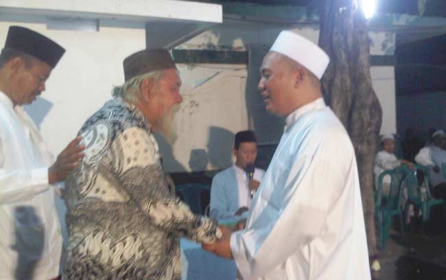 Gus Hakam Kholil dari PP Tebuireng berjabatan tangan dengan Kiai Mustofa, pengasuh PP Roudlotul Mustofa.