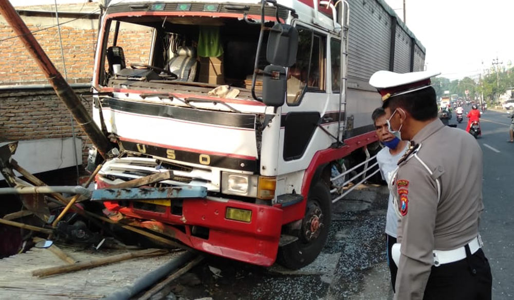 Kondisi Truk Tandum Box Ringsek di Jombang