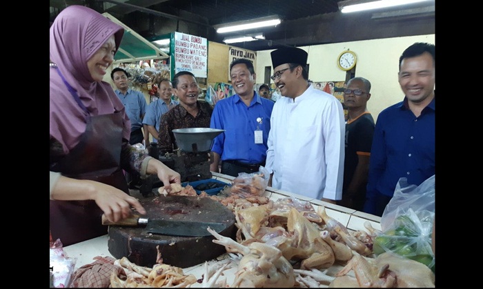 Gus Ipul saat bercengkerama dengan salah satu pedagang di Pasar Wonokromo Surabaya. Foto: YUDI A/BANGSAONLINE