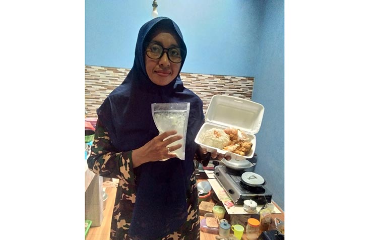 Ristiani, pemilik warung online.