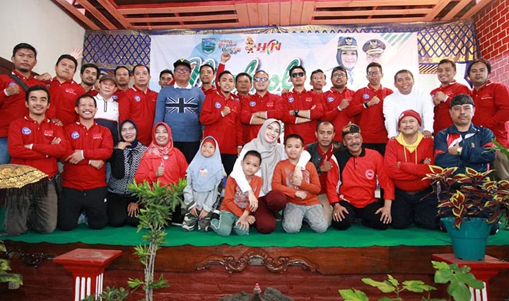 Wartawan dan Bupati Probolinggo dalam peringatan HPN di Bromo.