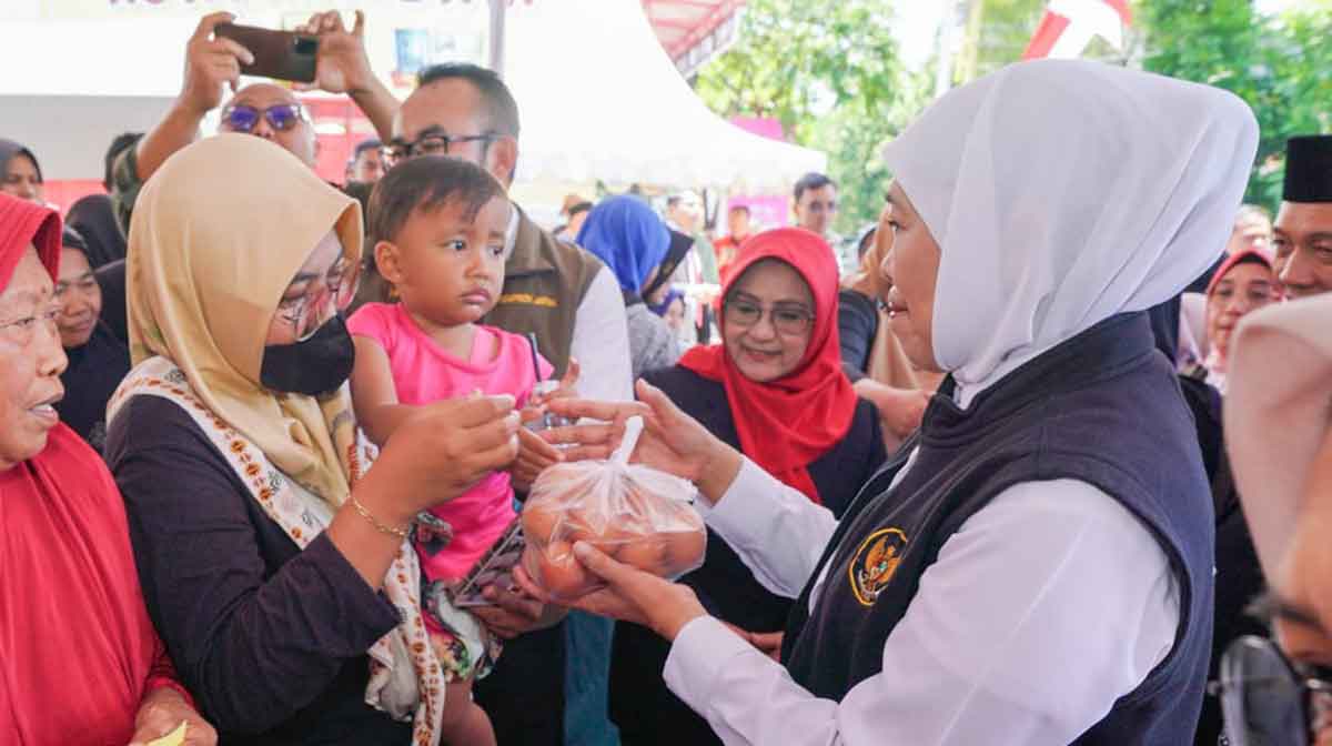 Gubernur Khofifah saat menyapa masyarakat ketika menghadiri pasar murah ke-118 di Magetan.
