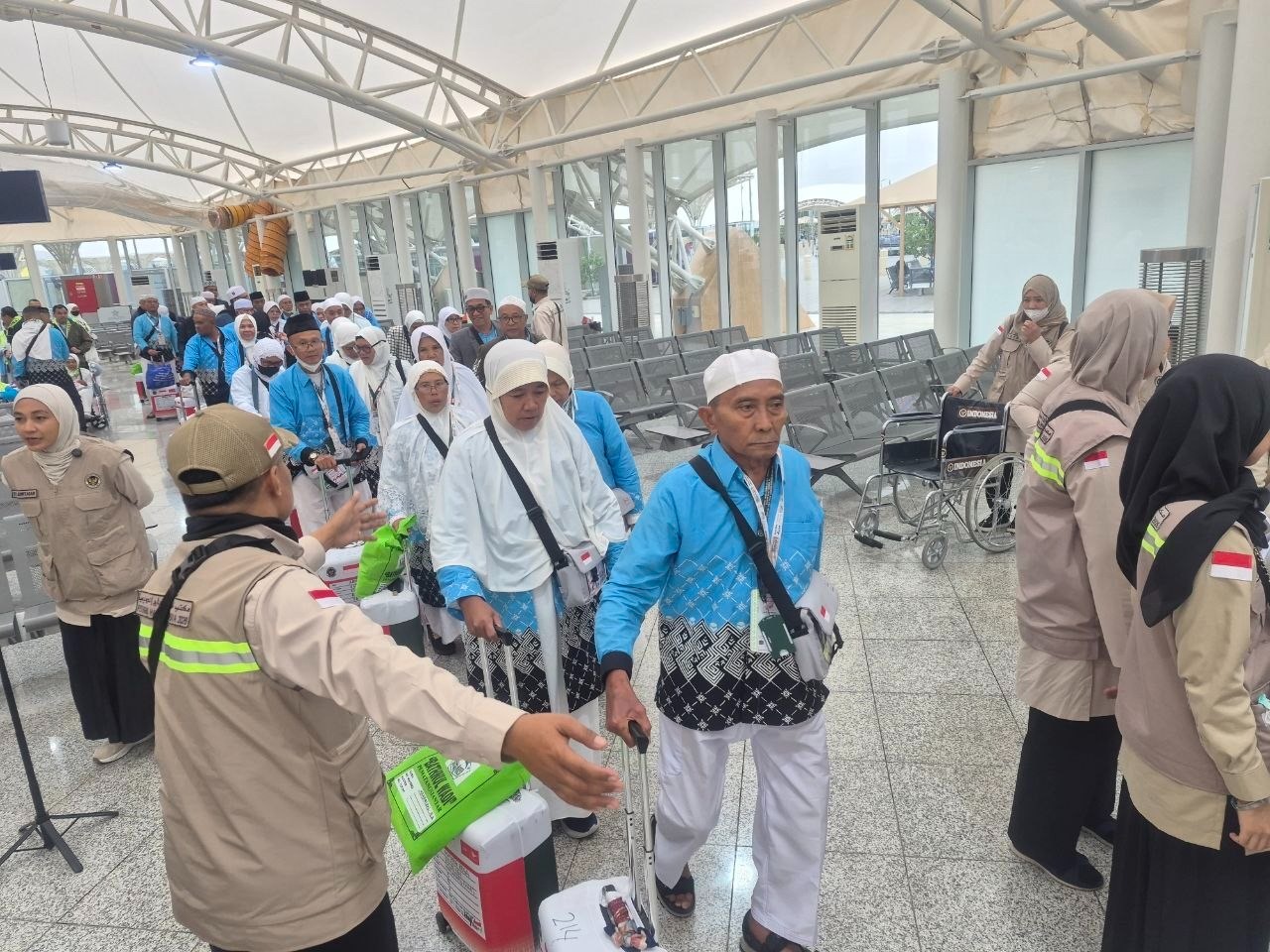 Pesawat Alami Kendala Teknis, Kemenhaj Pastikan Jemaah Haji Kloter KJT-04 Pulang dengan Aman