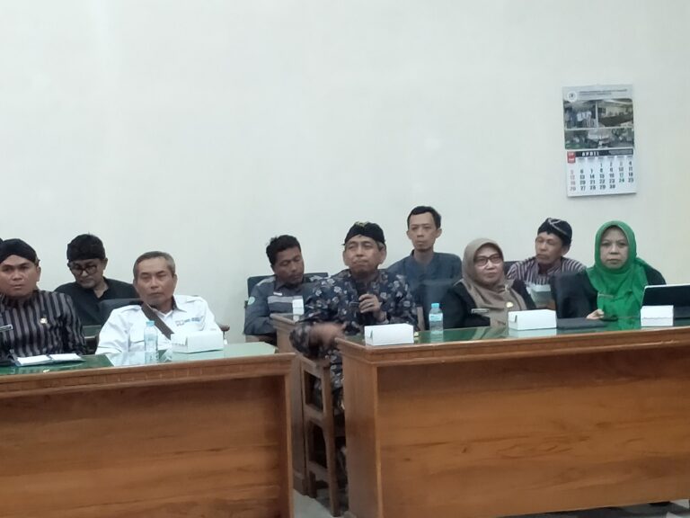  Rapat Dengar Pendapat Sekda Trenggalek beserta jajarannya dan warga serta komisi III DPRD Trenggalek di aula Gedung DPRD Trenggalek 
