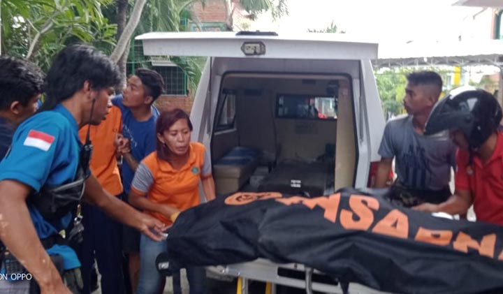 Jenazah korban atas nama Difaldi saat hendak dimasukkan ke ambulans.