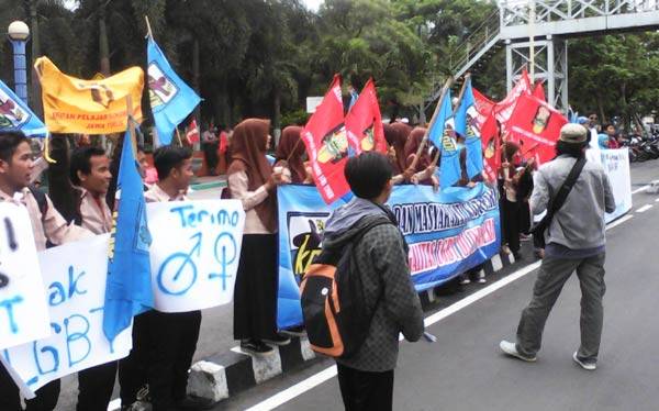 Para anggota KNPI saat melakukan aksi di alun-alun Kota Kediri. foto: arif kurniawan/ BANGSAONLINE