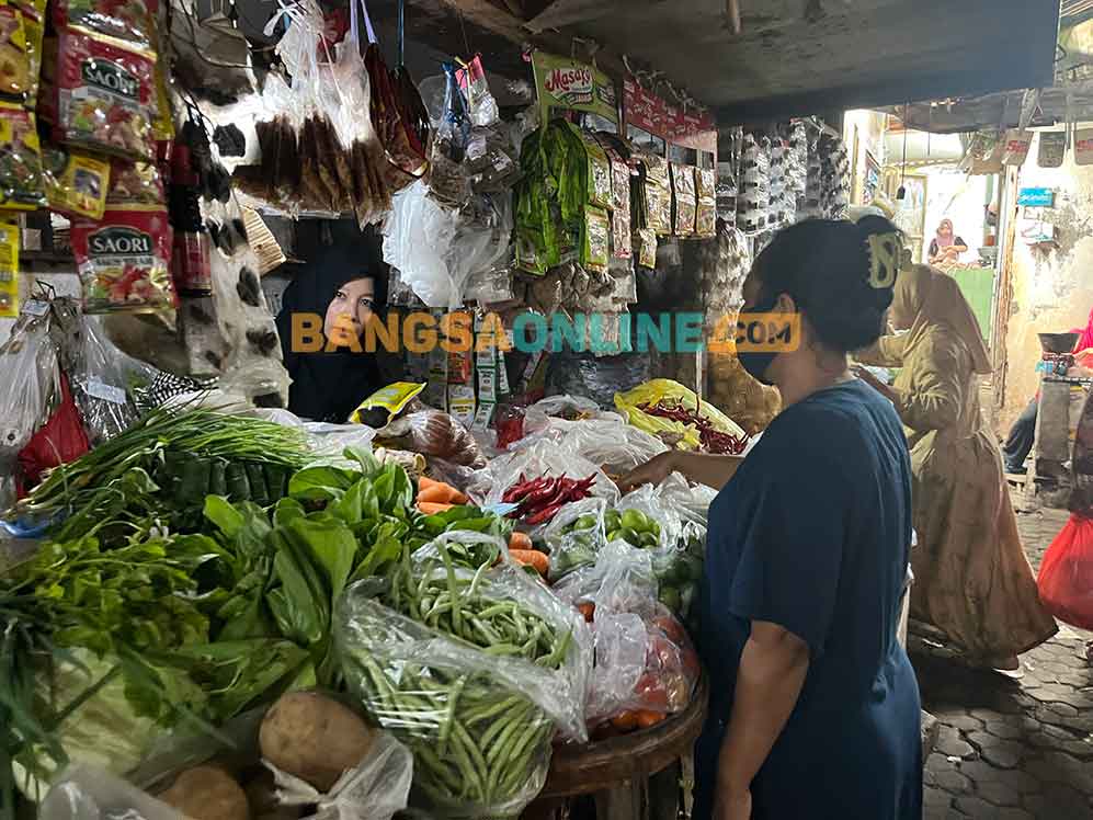 Salah satu pedagang sembako di Pasar Baru Tuban. Foto: Bangsaonline.