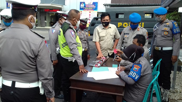 Kegiatan pemeriksaan senjata api oleh Kasipropam beserta anggotanya berlangsung di lapangan depan ruang Propam Polres Pamekasan, Selasa (07/07/20).