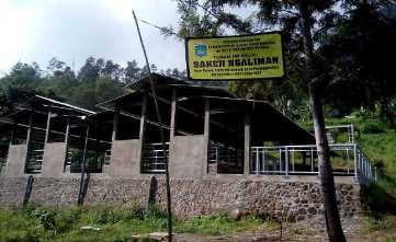 Pembangunan kandang komunal sapi yang digugat si ahli waris pemilik lahan. (Galih/BANGSAONLINE)