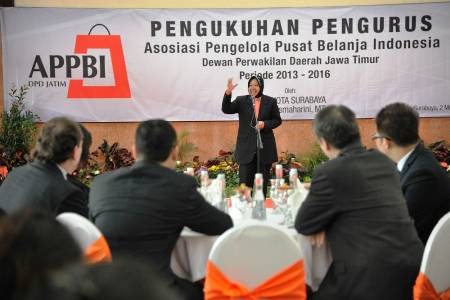 Wali Kota Surabaya Tri Rismaharini saat memberikan sambutan saat pengukuhan pengurus APPBI. foto:humas