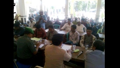 Wartga Desa Sejati saat protes Camat Camplong karena dianggap menunjuk orang yang salah sebagai pejabat sementara (kades). foto: Bahri/BangsaOnline.com