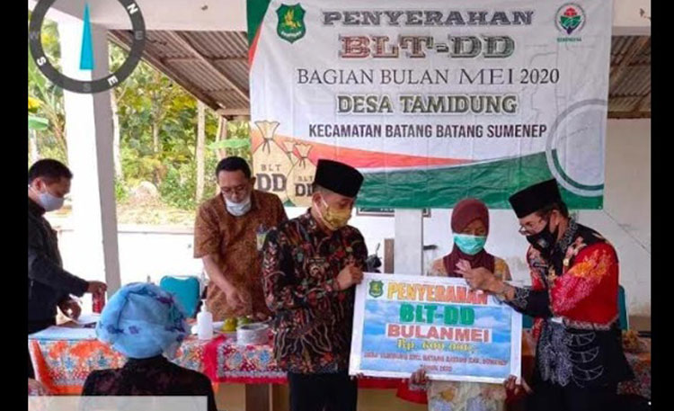 Penyerahan BLT Tahap II oleh Kepala Desa Tamidung dan Camat Batang-Batang kepada penerima manfaat.