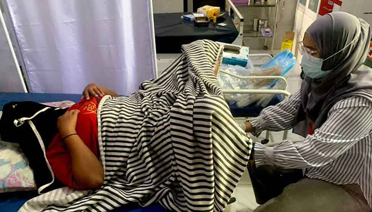 Salah seorang ibu saat memeriksakan diri ke dokter untuk deteksi dini kanker serviks.
