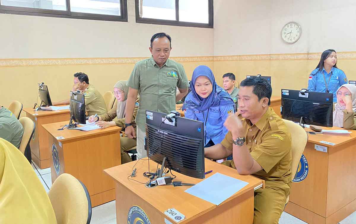 Kepala BKPSDM Gresik, Agung Endro Dwi Setyo Utomo (berdiri) saat memantau para ASN yang ikut uji kompetensi. Foto: Ist