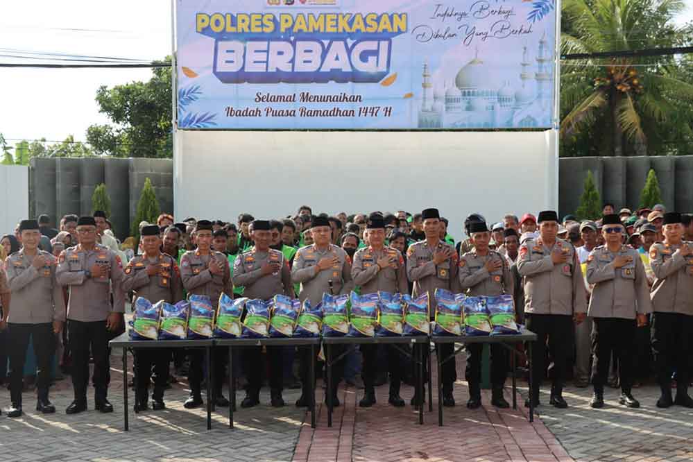 Apel Polres Pamekasan sebelum menyalurkan sembako ke warga sekitar. (Ist)