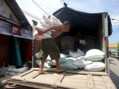 ?Kuli dari tengkulak mengangkut beras dari pembeli di Pasar Purwosari, Bojonegoro. Foto: Eky Nurhadi/HARIAN BANGSA