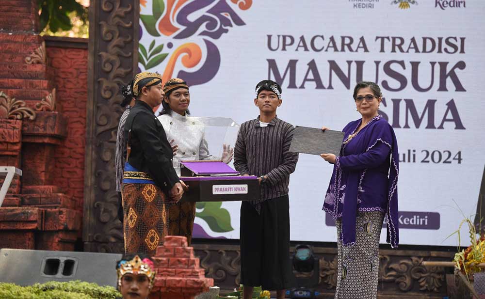 Pj Wali Kota Kediri Zanariah mengikuti prosesi Upacara Manusuk Sima dengan menggunakan baju kediren. Foto: Ist.