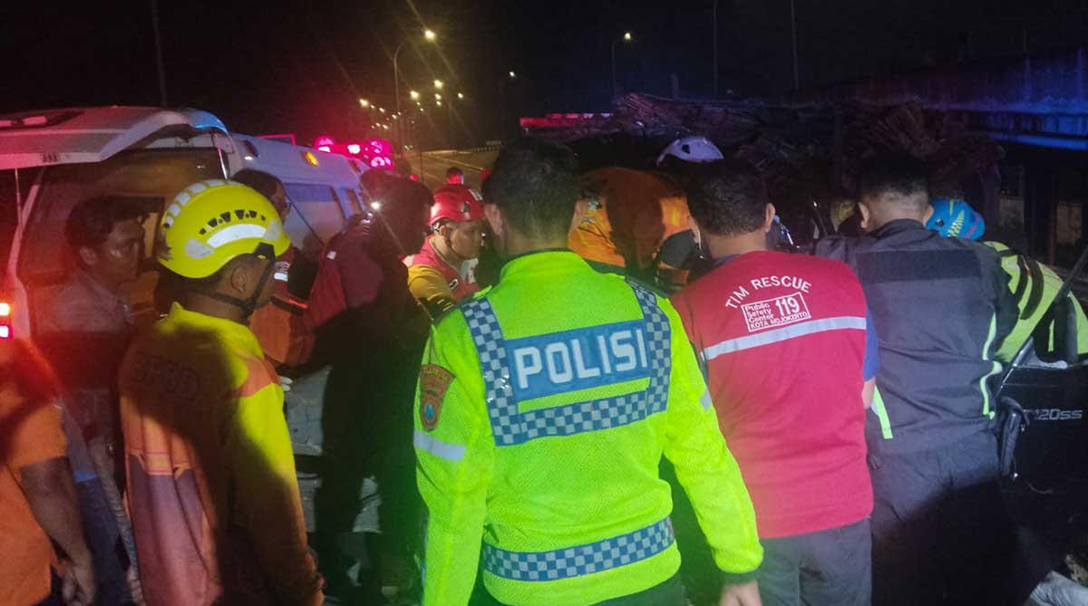 Petugas saat mengevakuasi korban kecelakaan yang menewaskan 1 orang di Exit Tol Mliriprowo, Sidoarjo.