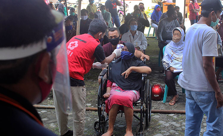 Petugas saat me-rapid test salah seorang Warga Burengan.