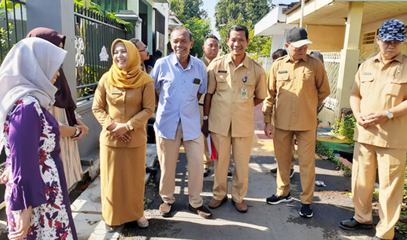 Wali Kota Mojokerto Ika Puspitasari disambut warga Mentikan saat mengunjungi pembangunan saluran drainase.