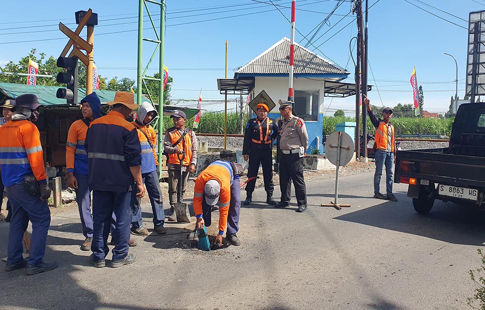 Pelaksanaan penyempitan jalan di perlintasan sebidang.