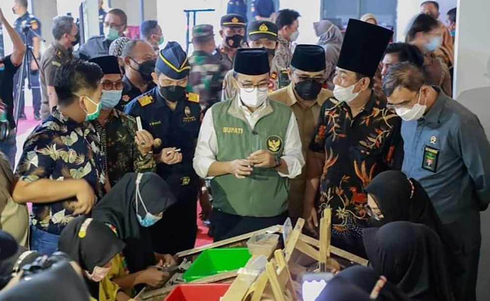 Bupati Pamekasan, Baddrut Tamam meresmikan KIHT sementara di Desa Larangan Badung, Kecamatan Palengaan.
